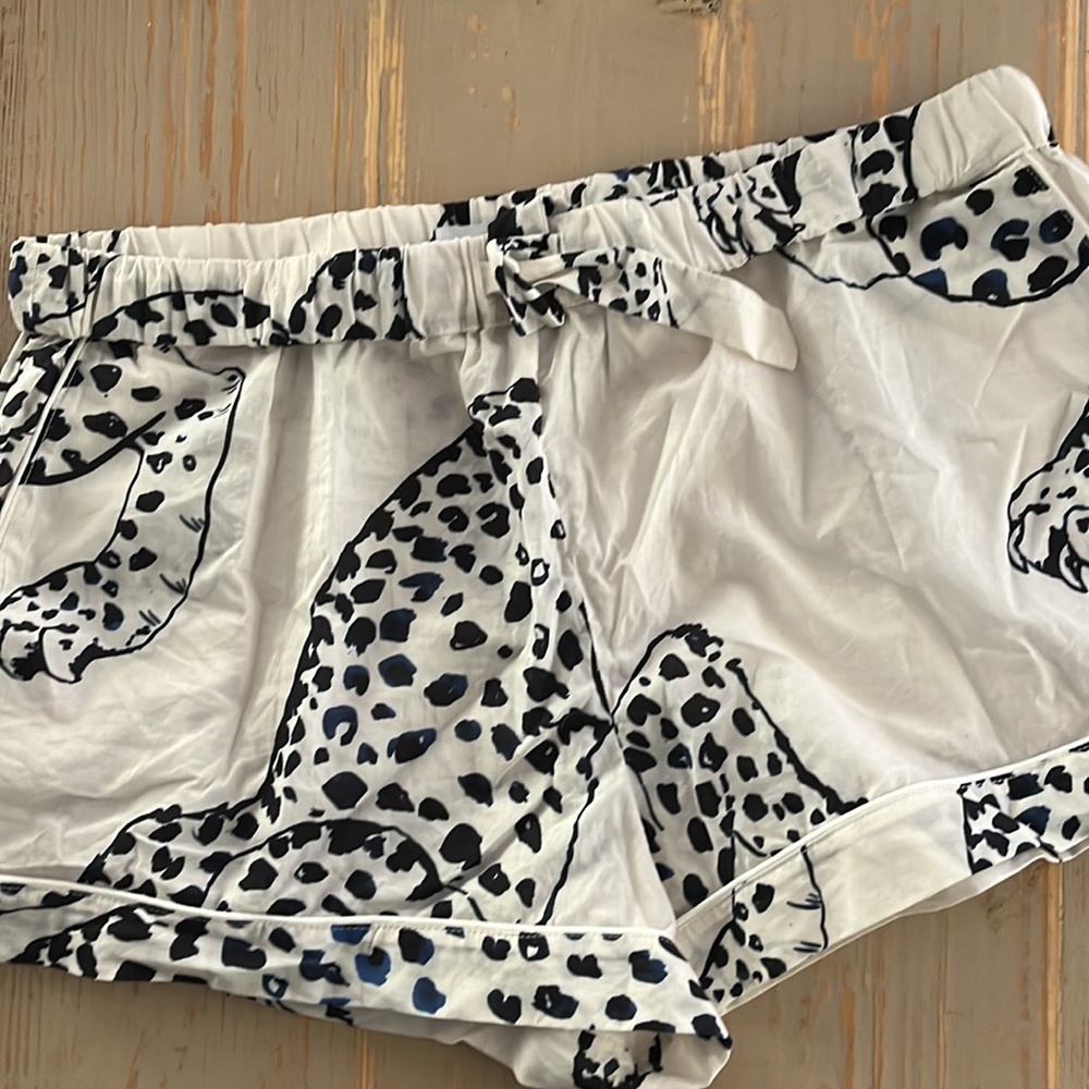 Desmond & Dempsey
Jaguar Woven Long Sleeve Shorty Pajama Set - Picture 3 of 6